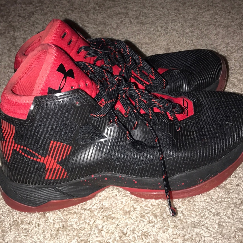 Tennis shoes